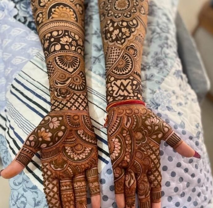 Mehndi artist with chemical-free henna Udaipur
