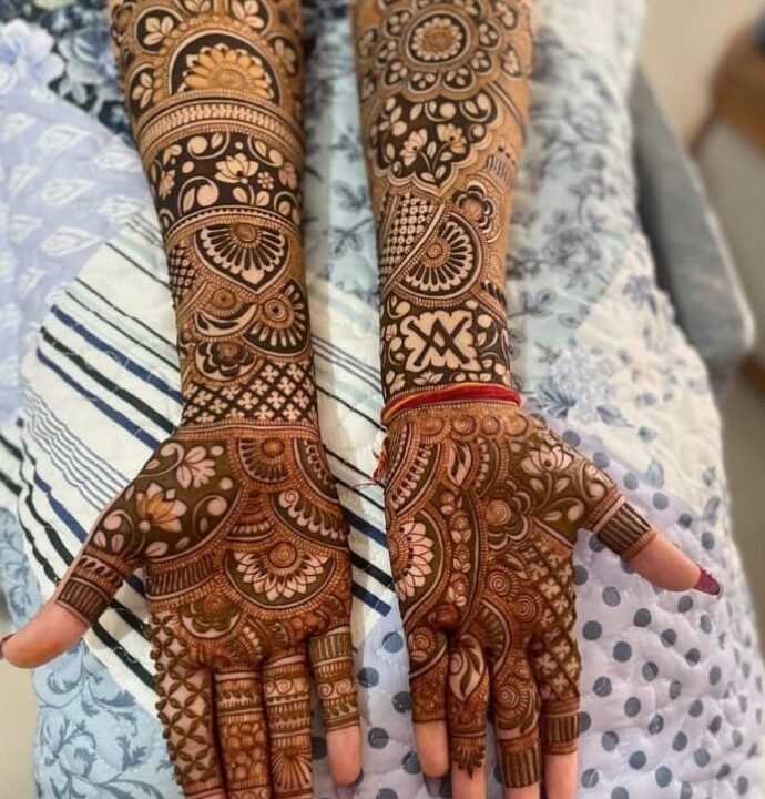 Mehndi artist with chemical-free henna Udaipur