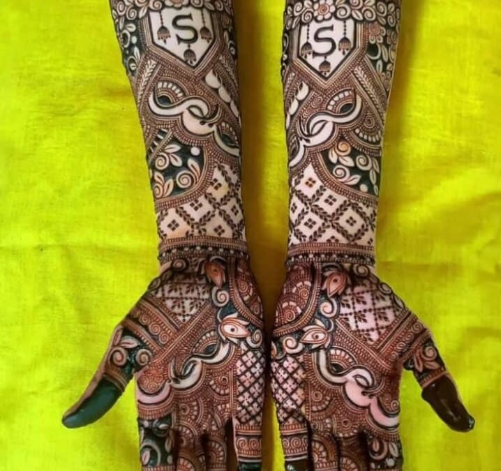 Mehndi artist with natural henna Udaipur