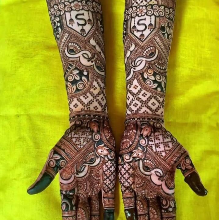 Mehndi artist with natural henna Udaipur